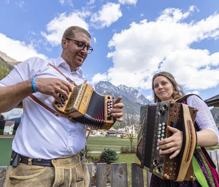 Mara und Thomas mit Ziehharmonikas