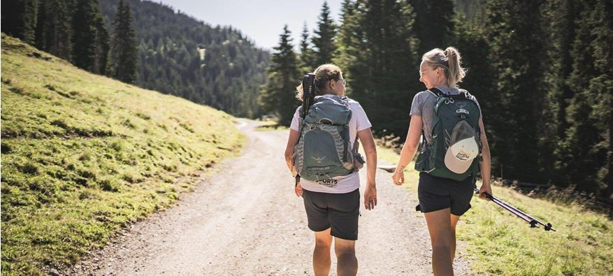 Due donne che fanno un'escursione