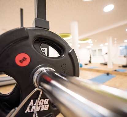 Hantelbank im Fitnessraum