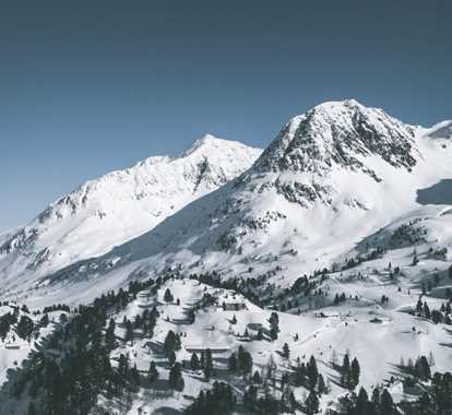 Die verschneiten Berge